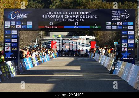 Pontevedra, Spanien. November 2024. Die Fahrer wurden am Sonntag, den 3. November 2024, zu Beginn des Juniorenrennens der Männer bei den Europameisterschaften im Cyclocross-Radsport in Pontevedra, Spanien, aufgenommen. BELGA FOTO DAVID PINTENS Credit: Belga News Agency/Alamy Live News Stockfoto