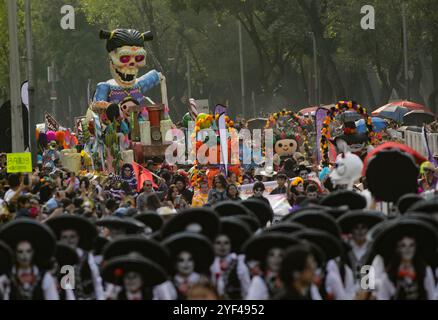 Mexiko-Stadt, Mexiko. November 2024. Teilnehmer, die 2024 an der jährlichen Mega-Parade am Tag der Toten in der Reforma Avenue teilnehmen, auf einer Route von Chapultepec zum Hauptplatz Zocalo im Rahmen der mexikanischen Dia de Muertos-Feierlichkeiten. Am 2. November 2024 in Mexiko-Stadt. (Foto: Ian Robles/Eyepix Group/SIPA USA) Credit: SIPA USA/Alamy Live News Stockfoto