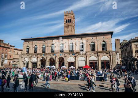 Bologna, Italien - 6. Oktober 2024: Piazza Maggiore, ein zentraler Platz in Bologna, Region Emilia-Romagna, Italien Stockfoto