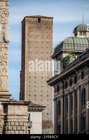 Garisenda Tower, einer der beiden Türme von Bologna Stockfoto