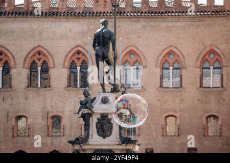 Bologna, Italien - 6. Oktober 2024: Neptunbrunnen auf dem gleichnamigen Platz Piazza del Nettuno in Bologna Stockfoto