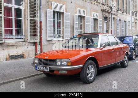 Nancy, Frankreich - Blick auf eine orangefarbene NSU RO 80, die auf einer Straße geparkt ist. Stockfoto