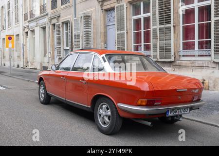 Nancy, Frankreich - Blick auf eine orangefarbene NSU RO 80, die auf einer Straße geparkt ist. Stockfoto