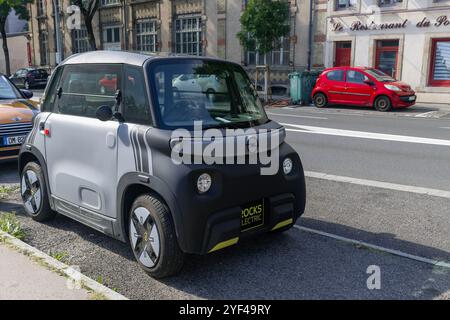 Nancy, Frankreich - Blick auf einen grauen Opel Rocks-e, der auf einer Straße geparkt ist. Stockfoto