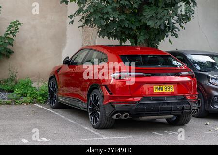 Nancy, Frankreich - Blick auf ein rotes Lamborghini Urus S auf einem Parkplatz. Stockfoto