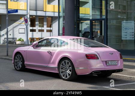 Basel, Schweiz - Blick auf einen pinkfarbenen Bentley Continental GT Speed, der auf einer Straße geparkt ist. Stockfoto