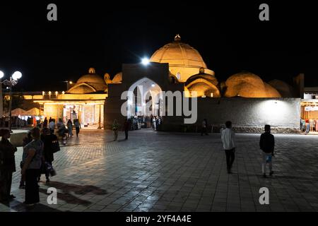 Nachtansicht auf den Toki Zargaron Basar in der Altstadt von Buchara, Usbekistan. Stockfoto