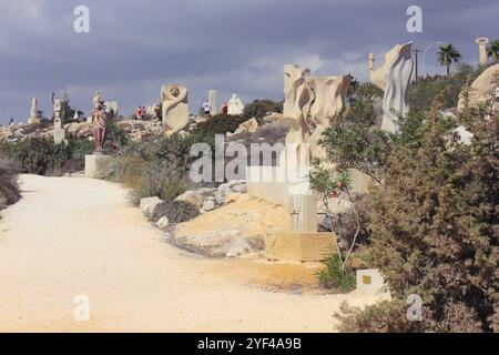 Ayia Napa, Zypern. November 2024. Wunderschöne Kunstwerke im Ayia Napa International Sculpture Park. Stockfoto