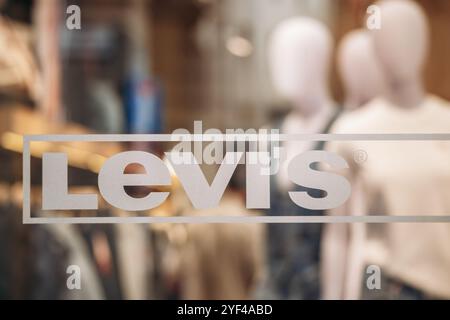 Bologna, Italien - 6. Oktober 2024: Levis Schaufenster im Zentrum von Bologna Stockfoto