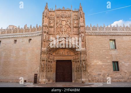 Valladolid, Spanien. August 2024. Hauptfassade des Colegio de San Gregorio, Heimat des Museo Nacional de Escultura Stockfoto