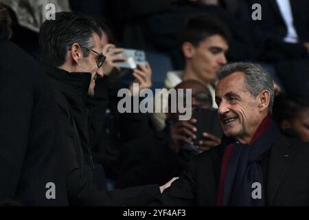 Paris, Frankreich. November 2024. Jeremy Redler und Nicolas Sarkozy nahmen am 2. November 2024 im Parc des Princes-Stadion in Paris beim französischen L1-Fußballspiel zwischen Paris Saint-Germain und RC Lens Teil. Foto: Firas Abdullah/ABACAPRESS. COM Credit: Abaca Press/Alamy Live News Stockfoto