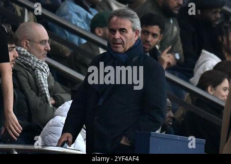 Paris, Frankreich. November 2024. Xavier Bertrand besuchte am 2. November 2024 das französische L1-Fußballspiel zwischen Paris Saint-Germain und RC Lens im Parc des Princes-Stadion in Paris. Foto: Firas Abdullah/ABACAPRESS. COM Credit: Abaca Press/Alamy Live News Stockfoto