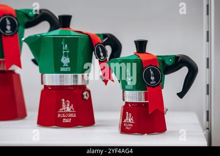 Bologna, Italien - 6. Oktober 2024: Berühmte traditionelle italienische Kaffeekannen Bialetti Stockfoto