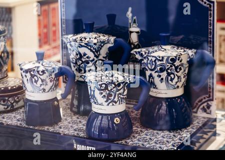 Bologna, Italien - 6. Oktober 2024: Sammlung Bialetti x Dolce Gabbana, berühmte italienische Kaffeemaschine Stockfoto