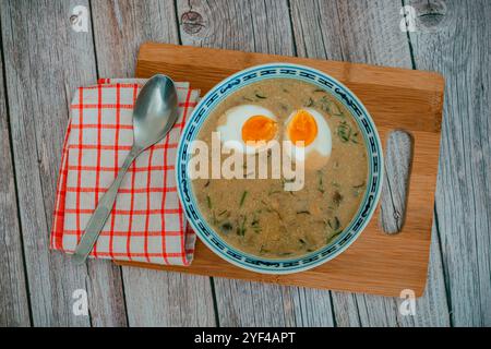 Das Bild zeigt eine Schüssel mit traditioneller tschechischer Kulajda-Suppe mit cremiger Textur mit sichtbaren Pilzstücken, Kartoffeln und einem pochierten Ei Stockfoto