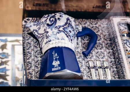 Bologna, Italien - 6. Oktober 2024: Sammlung Bialetti x Dolce Gabbana, berühmte italienische Kaffeemaschine Stockfoto