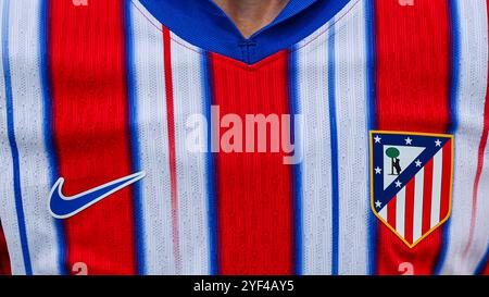 Barcelona, Spanien. November 2024. Barcelona, Spanien, 2. November 2024: Atletico de Madrid-Abzeichen während des Liga-F-Fußballspiels zwischen RCD Espanyol und Atletico de Mardrid im Ciutat Esportiva Dani Jarque in Barcelona, Spanien (Judit Cartiel/SPP) Credit: SPP Sport Press Photo. /Alamy Live News Stockfoto