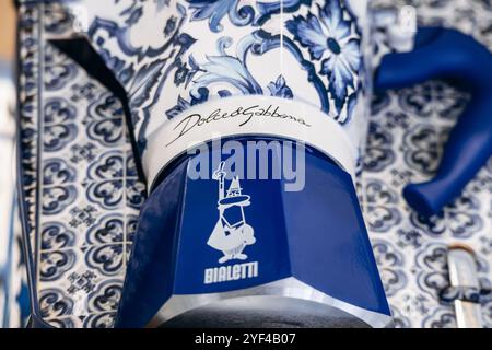 Bologna, Italien - 6. Oktober 2024: Sammlung Bialetti x Dolce Gabbana, berühmte italienische Kaffeemaschine Stockfoto