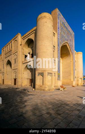 Die Nadir Divan-begi Khanqah ist eine sufi-Lodge oder Retreat, die sich am westlichen Ende des Lyab-i Hauz Ensembles im historischen Zentrum von Buchara befindet. Das Nicken Stockfoto