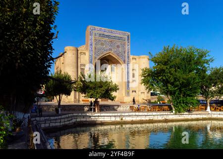 Die Nadir Divan-begi Khanqah ist eine sufi-Lodge oder Retreat, die sich am westlichen Ende des Lyab-i Hauz Ensembles im historischen Zentrum von Buchara befindet. Das Nicken Stockfoto