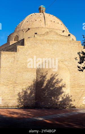 Blick auf die Rückseite der Bolo Haouz Moschee ist eine historische Moschee in Buchara, Usbekistan. Erbaut im Jahr 1712, nahe der Zitadelle von Ark, ist sie auch bekannt als Mo Stockfoto