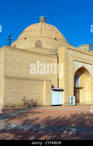 Blick auf die Rückseite der Bolo Haouz Moschee ist eine historische Moschee in Buchara, Usbekistan. Erbaut im Jahr 1712, nahe der Zitadelle von Ark, ist sie auch bekannt als Mo Stockfoto