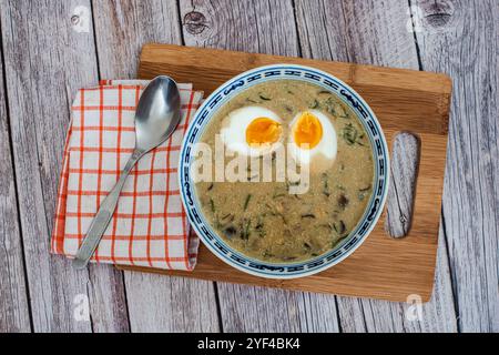 Das Bild zeigt eine Schüssel mit traditioneller tschechischer Kulajda-Suppe mit cremiger Textur mit sichtbaren Pilzstücken, Kartoffeln und einem pochierten Ei Stockfoto