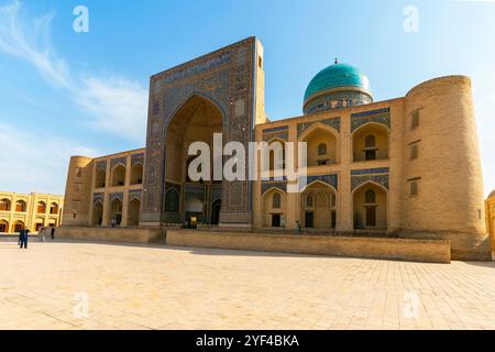 Blick auf mir-i Arab Madrasa, Institution, die Teil des POI-Kalyan-Komplexes im heiligen Buchara ist. Mir-i Arab Madrasa komponiert POI-Kalyan Ensemble is l Stockfoto