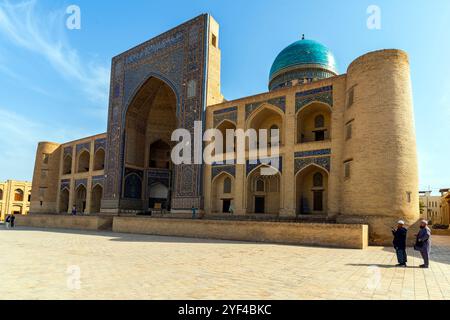 Blick auf mir-i Arab Madrasa, Institution, die Teil des POI-Kalyan-Komplexes im heiligen Buchara ist. Mir-i Arab Madrasa komponiert POI-Kalyan Ensemble is l Stockfoto