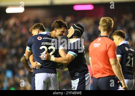 Scottish Gas Murrayfield. Edinburgh Schottland Großbritannien 2. November 24 HERBSTTESTS 2024/25 Schottland vs Fidschi. Das Rugby-Match Tom Jordan und Adam Hastings gratulieren Darcy Graham aus Schottland zu seinem 3. Try Credit: eric mccowat/Alamy Live News Stockfoto