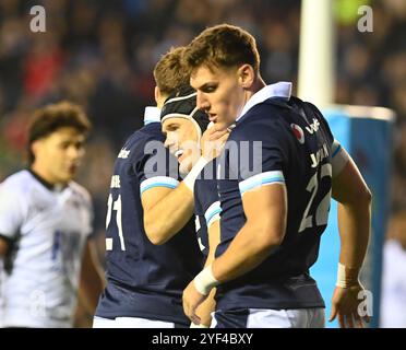 Scottish Gas Murrayfield. Edinburgh Schottland Großbritannien 2. November 24 HERBSTTESTS 2024/25 Schottland vs Fidschi. Das Rugby-Match Darcy Graham aus Schottland gratulierte nach seinem 3. Try Credit: eric mccowat/Alamy Live News Stockfoto