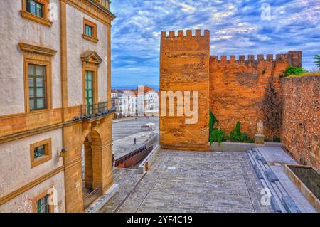 Solch eine beeindruckende und historisch reiche Lage! Blick auf das Forum des Balbos und den Albarrana-Turm von La Hierba auf der Plaza Mayor von Cáceres Stockfoto