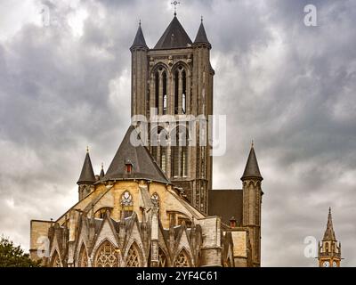 Katholische Kirche St. Nikolaus: Scheldtgotik in Gent, Blick auf den Großen Turm über dem Querschiff Stockfoto