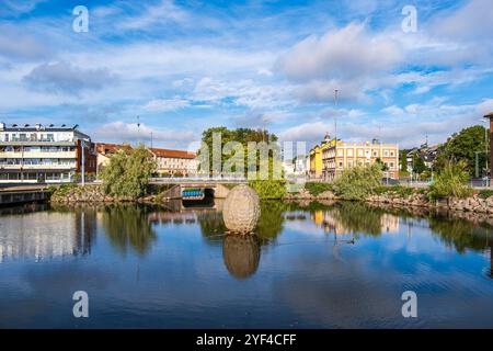 Ovale Steinskulptur und Architektur der Uferpromenade im Hafen von Oskarshamn, Kalmar län, Schweden. Stockfoto