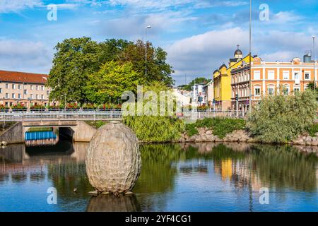 Ovale Steinskulptur und Architektur der Uferpromenade im Hafen von Oskarshamn, Kalmar län, Schweden. Stockfoto