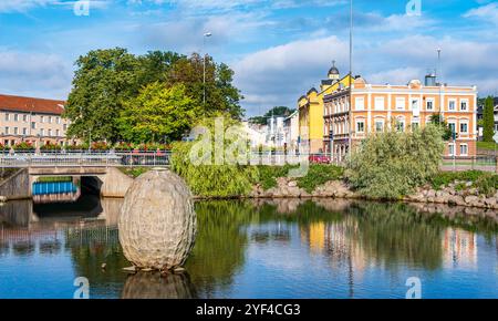 Ovale Steinskulptur und Architektur der Uferpromenade im Hafen von Oskarshamn, Kalmar län, Schweden. Stockfoto