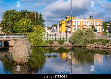 Ovale Steinskulptur und Architektur der Uferpromenade im Hafen von Oskarshamn, Kalmar län, Schweden. Stockfoto