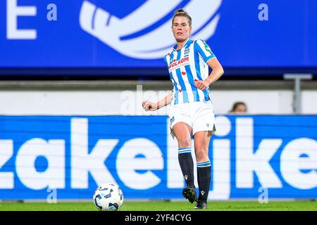 Heerenveen, Niederlande. November 2024. HEERENVEEN, NIEDERLANDE - 2. NOVEMBER: Chantal Schouwstra von sc Heerenveen übergibt den Ball während des niederländischen Azerion Women's Eredivisie Matches zwischen sc Heerenveen und Feyenoord im Abe Lenstra Stadion am 2. November 2024 in Heerenveen, Niederlande. (Foto: Pieter van der Woude/Orange Pictures) Credit: Orange Pics BV/Alamy Live News Stockfoto