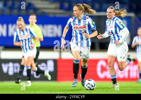 Heerenveen, Niederlande. November 2024. HEERENVEEN, NIEDERLANDE - 2. NOVEMBER: Fenna Meijer von sc Heerenveen läuft mit dem Ball während des niederländischen Azerion Women's Eredivisie Matches zwischen sc Heerenveen und Feyenoord im Abe Lenstra Stadion am 2. November 2024 in Heerenveen, Niederlande. (Foto: Pieter van der Woude/Orange Pictures) Credit: Orange Pics BV/Alamy Live News Stockfoto