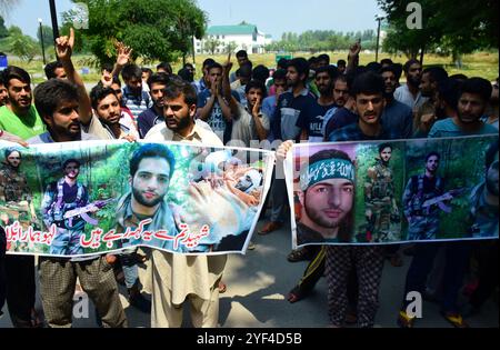 Srinagar, Kaschmir. Juli 2019. Studenten protestieren am dritten Todestag des Rebellenkommandeurs Burhan Wani an der Universität von Kaschmir in Srinagar im indischen Kaschmir. Der Rebellenführer Burhan Wani wurde am 8. Juli 2016 bei einer Begegnung mit indischen Regierungstruppen getötet. Die indischen Behörden haben in vielen Teilen des Kaschmir-Tals eine Ausgangssperre verhängt, nachdem die Hurriyat-Konferenz einen Streik anlässlich des dritten Todestages von Wani gefordert hatte Stockfoto