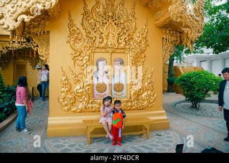 12. April 2024 Buddhist-Hindu-Tempelkomplex Wat Rong Khun, Provinz Chiang Rai, Thailand. Hochwertige Fotos Stockfoto