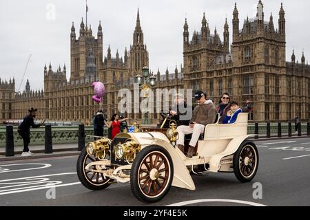 London, Großbritannien. 3. November 2024. Teilnehmer an einem Mercedes Simplex 1903, Besitzer Tim Scott, auf der Westminster Bridge während des 128. London-Brighton-Veteran-Car-Laufs. Oldtimer aus der Zeit vor 1905 feiern den Emancipation Run und das Locomotives on Highway Act, das die Geschwindigkeitsbegrenzung von 4 km/h auf 14 km/h erhöht, wodurch ein Mann, der eine rote Warnfahne schwenkt, den Fahrzeugen die Freiheit der Straße verschafft. Dieses Jahr feiert die Veranstaltung 120 Jahre des Ladies Automobile Club. Quelle: Stephen Chung / Alamy Live News Stockfoto