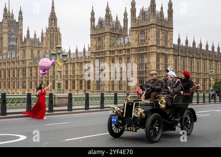 London, Großbritannien. 3. November 2024. Teilnehmer an einem 1904 Star, Besitzer Peter John Newens, auf der Westminster Bridge während des 128. London to Brighton Veteran Car Run. Oldtimer aus der Zeit vor 1905 feiern den Emancipation Run und das Locomotives on Highway Act, das die Geschwindigkeitsbegrenzung von 4 km/h auf 14 km/h erhöht, wodurch ein Mann, der eine rote Warnfahne schwenkt, den Fahrzeugen die Freiheit der Straße verschafft. Dieses Jahr feiert die Veranstaltung 120 Jahre des Ladies Automobile Club. Quelle: Stephen Chung / Alamy Live News Stockfoto