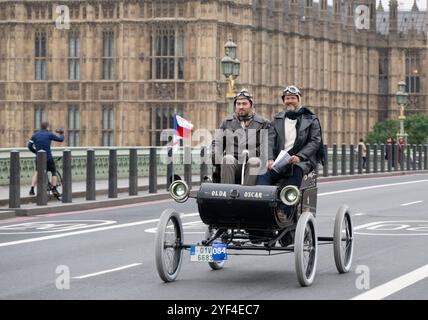 Westminster Bridge, London, Großbritannien. November 2024. RM Sotheby’s London to Brighton Veteran Car Run 2024 beginnt seine 60 km lange Reise, die am Hyde Park beginnt und schnell die Westminster Bridge entlang der Houses of Parliament überquert. Die Rennfahrzeuge stammen von 1894 bis 1905. Quelle: Malcolm Park/Alamy Live News Stockfoto