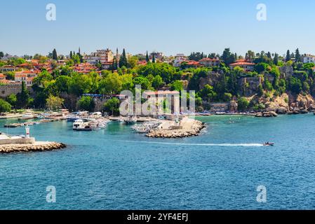 Blick auf die osmanischen Häuser und den alten Hafen von Antalya Stockfoto