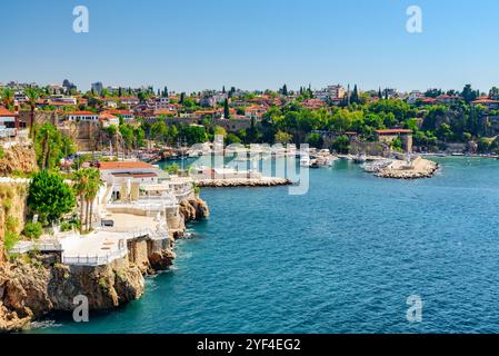 Blick auf die osmanischen Häuser und den alten Hafen von Antalya Stockfoto