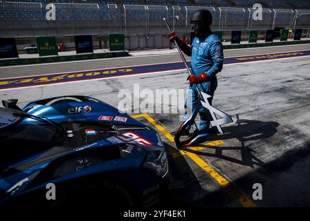 Alpine Endurance Team, Mechaniker, Mecanicien, Porträt beim Rookie Test der FIA World Endurance Championship 2024 am 3. November 2024 auf dem Bahrain International Circuit in Sakhir, Bahrain Stockfoto