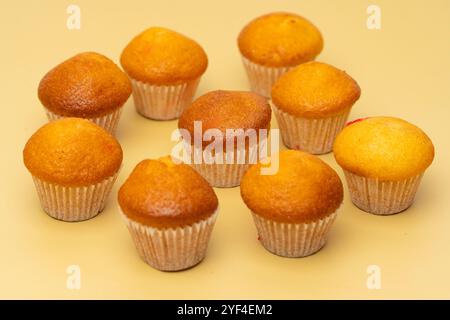 Kleine Muffins mit Himbeermarmelade Stockfoto