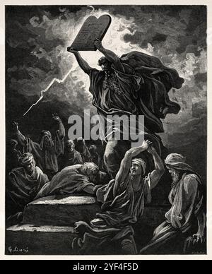 Moses bricht die Tabellen des Gesetzes. Altes Testament. Antike Bibelillustration von Gustave Dore (1832–1883) Stockfoto