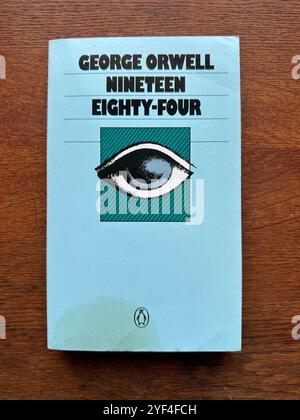 Das Cover des Taschenbuchs Nineteen Achtzig-Four von George Orwell Stockfoto